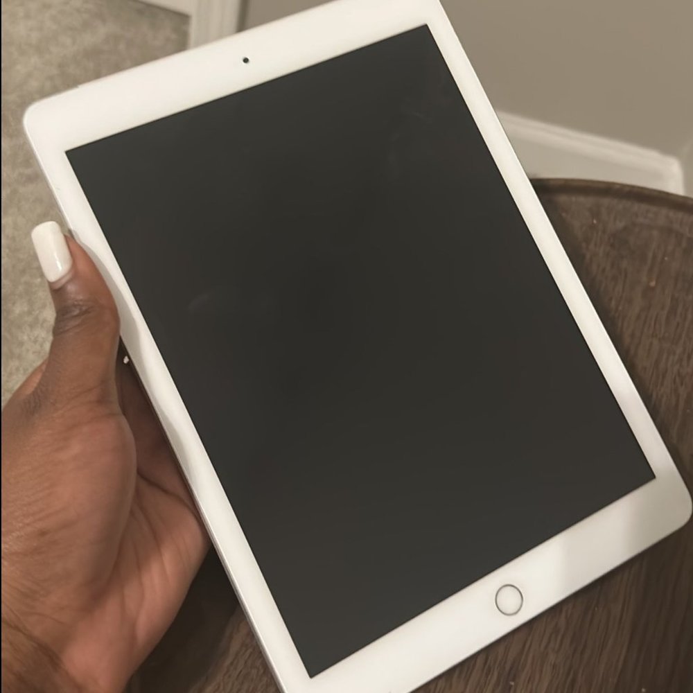Apple iPad 6th Generation 32GB Silver